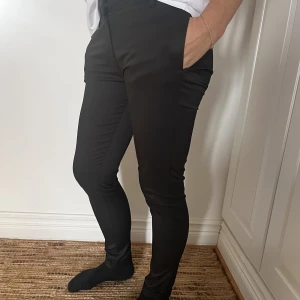 Byxor  - Snygg kostymbyxa som passar med en skjorta eller t-shirt. Lite smalare model. 