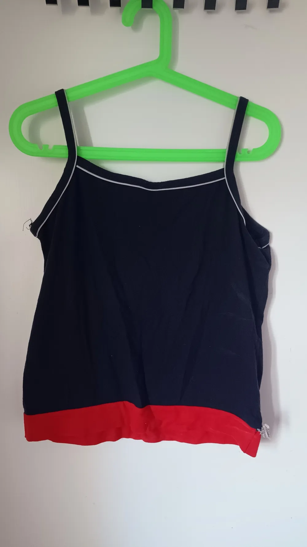 True to size. A 90s style tank top if you can style it!. . Toppar.