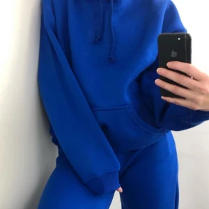 Bikbok Mega Mjukisset - Mjukisset "Mega" från bikbok. Slutsåld och säljs inte längre. Helt oanvänd med prislappar kvar. Supersnygg färg och otroligt sköna! Har setet i nästan alla färger och har därmed inte fått användning för denna.  Första bilden är lånad