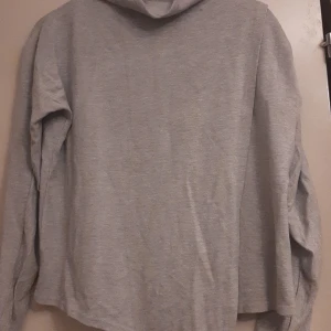 Krag tröja  - Andvänd nåra gånger mn växt ur. Inga skador elr utslitning. Kostar 50 UTAN frakt.