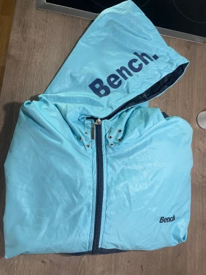 Windbreaker - Tunn vind jacka Liten i storleken men fortfarande stor 