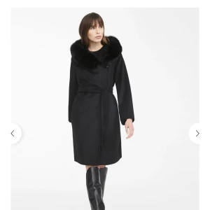 MAXMARA COAT - Säljer denna superfina kappan från maxmara. Jackan är i toppskick🩷 Köpte jackan för ca 11000 för 1 år sedan (inköpt i Italien). 