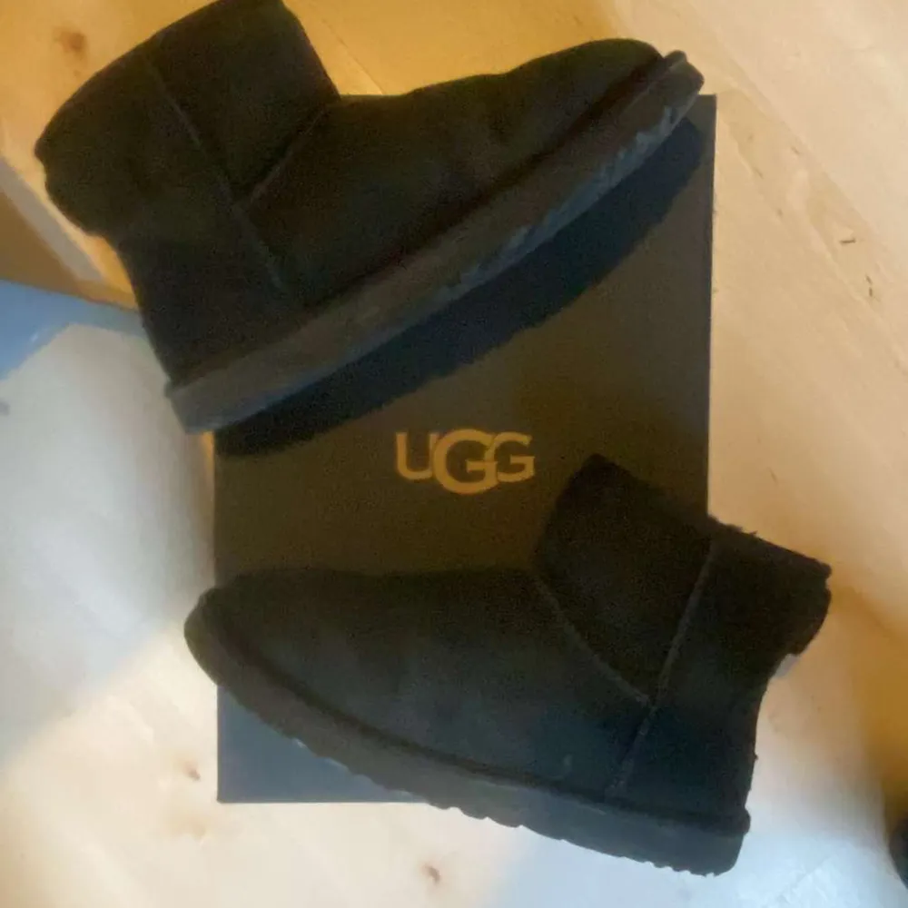 Säljer mina uggs i storlek 44 då jag inte använder dom, dom är i väldigt fint skick och har kvar lådan och kvitto från när jag köpte dom. Pris kan diskuteras vid snabb affär och jag kan mötas upp i Stockholm eller frakta inom Sverige😀✉️ Skriv  vid frågor.. Skor.