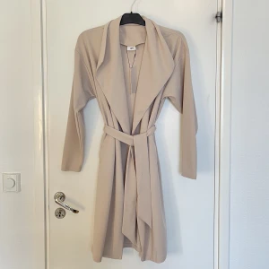 Tunn kappa  - Helt oanvänd tunn kappa med prislapp kvar från JDY i storlek xs.  JDYMEKKO wrap long jacket jrs noos  Nypris 529 kr 🤍 