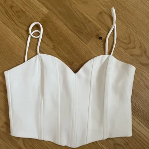 Korsett - En superfin vit korsett från Zara! Använd fåtal gånger så i bra skick! Storlek xs.