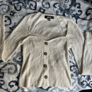 Krämvit blus - Endast testad blus från missguided  i storlek 36.