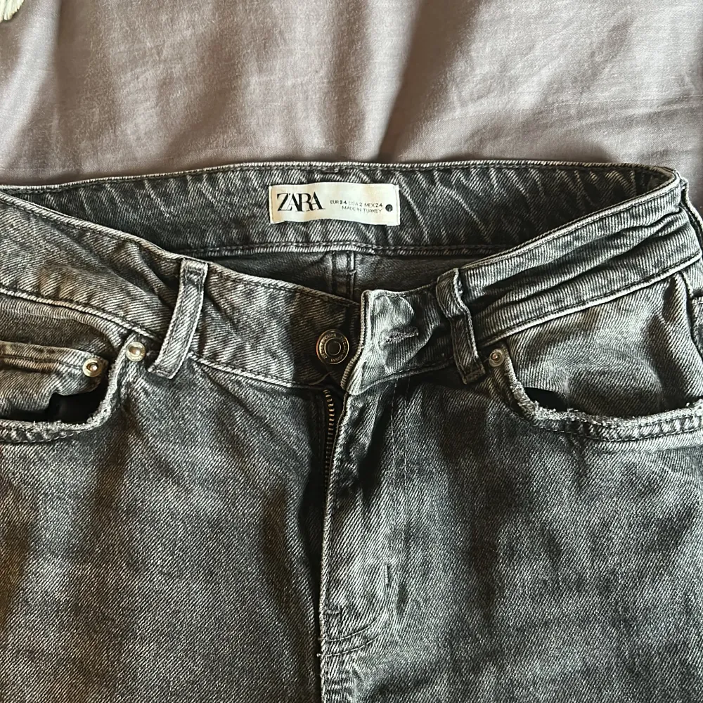 Säljer ett par lågmidjade jeans från zara i storlek 34 då jag inte får användning för dom längre 💞. Jeans & Byxor.