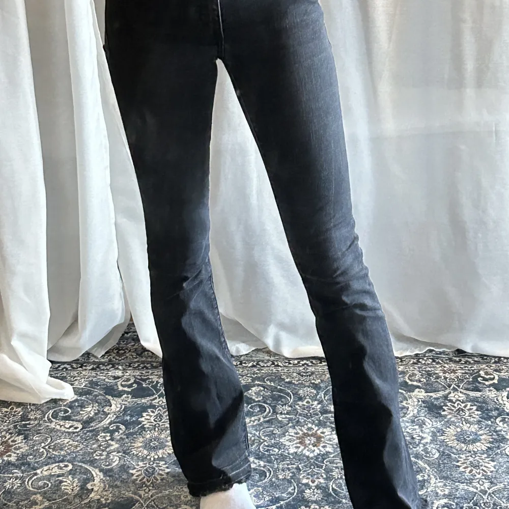 Svarta Bootcut jeans ifrån crocker, har själv klippt upp sömnen längst ner så de är lite fransiga. Jeans & Byxor.