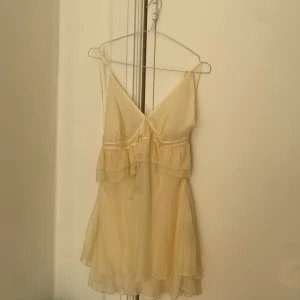 Blus med knytningar  - Jättesöt topp/blus med öppen rygg och justerbara band. Superfin till att bygga lager på lager! Säljer då den är för stor för mig. 