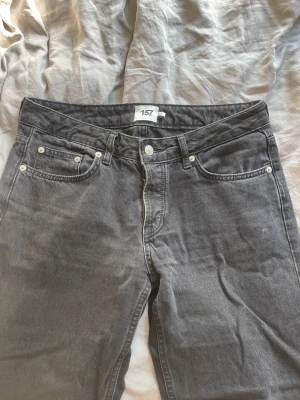 Svarta jeans - Säljer dessa svarta och låga jeans från lager 157. Jeansen är i storlek M och är i väldigt fint skick. Jeans model icon.