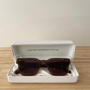 Säljer dessa bruna solglasögon från Chimi 
