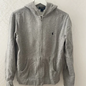 Ralph lauren hoodie - Ralph lauren hoodie i storlek 14-16! Säljs i befintligt skick 🤍🖤