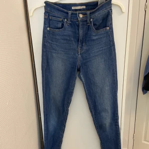 Levis jeans - Säljer dessa Levis jeans i fint skick pga att dom har blivit för små för mig, dom har inga skador förutom att dom är lite slitna vid benen men det syns knappt, modellen är mile high super skinny i strl 25, skriv till mig för bättre bilder, endast Swish 