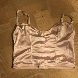 Festtopp - Fin ljusrosa topp till fest eller vardag. Är formad som en korsett på insidan. Skicka frågor om fler bilder elr liknande :)