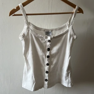 Linne - Ett basic linne i storlek L men känns som M. Kommer inte ihåg vart jag köpte den men den är nyskick 💞