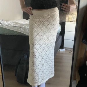 Stickad kjol - Köpt på ginatricot för 400kr🤍 den har en underkjol som går till låren:) krämvit. Har rullat upp sig lite nedtill och formats lite efter mina ben som ni ser på andra bilden, men är annars i superbra skick!