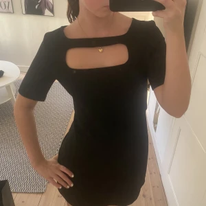 Svart klänning från zara  - Säljer nu denna snygga klänning från zara helt oanvänd💞