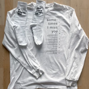 Julia Michaels merch - Tröja (strl M/L) köpt på konsert för nåra år sen – sparsamt använd men har nåra små fläckar på ärmen. Strumpor (onesize) beställda från hennes officiella merchshop vid ungefär samma tid – som nya! Skriv gärna vid frågor eller för fler bilder! <3