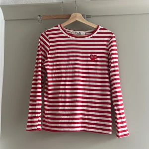 Comme des Garçons - Säljer Comme des Garçons, för 600kr, ny pris 1600kr.