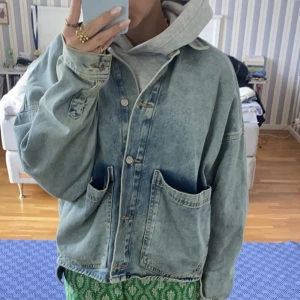 Super snygg höstjacka - Så snygg jeans jacka från zara, perfekt nu till hösten! Den är perfekt oversized och super snygg tvätt, helt slutsåld på Zaras hemsida. Köpt för 700. Pris kan diskuteras💓