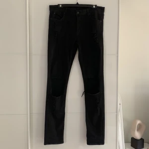 Slitna jeans - Slitna svarta jeans från Cheap Monday. I gott skick.
