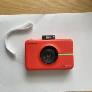 Polaroidkamera med touch. Går även att föra över bilderna digitalt via bluetooth.