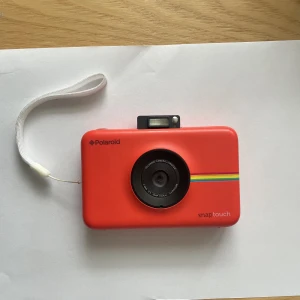 Polaroid touch kamera - Polaroidkamera med touch. Går även att föra över bilderna digitalt via bluetooth.