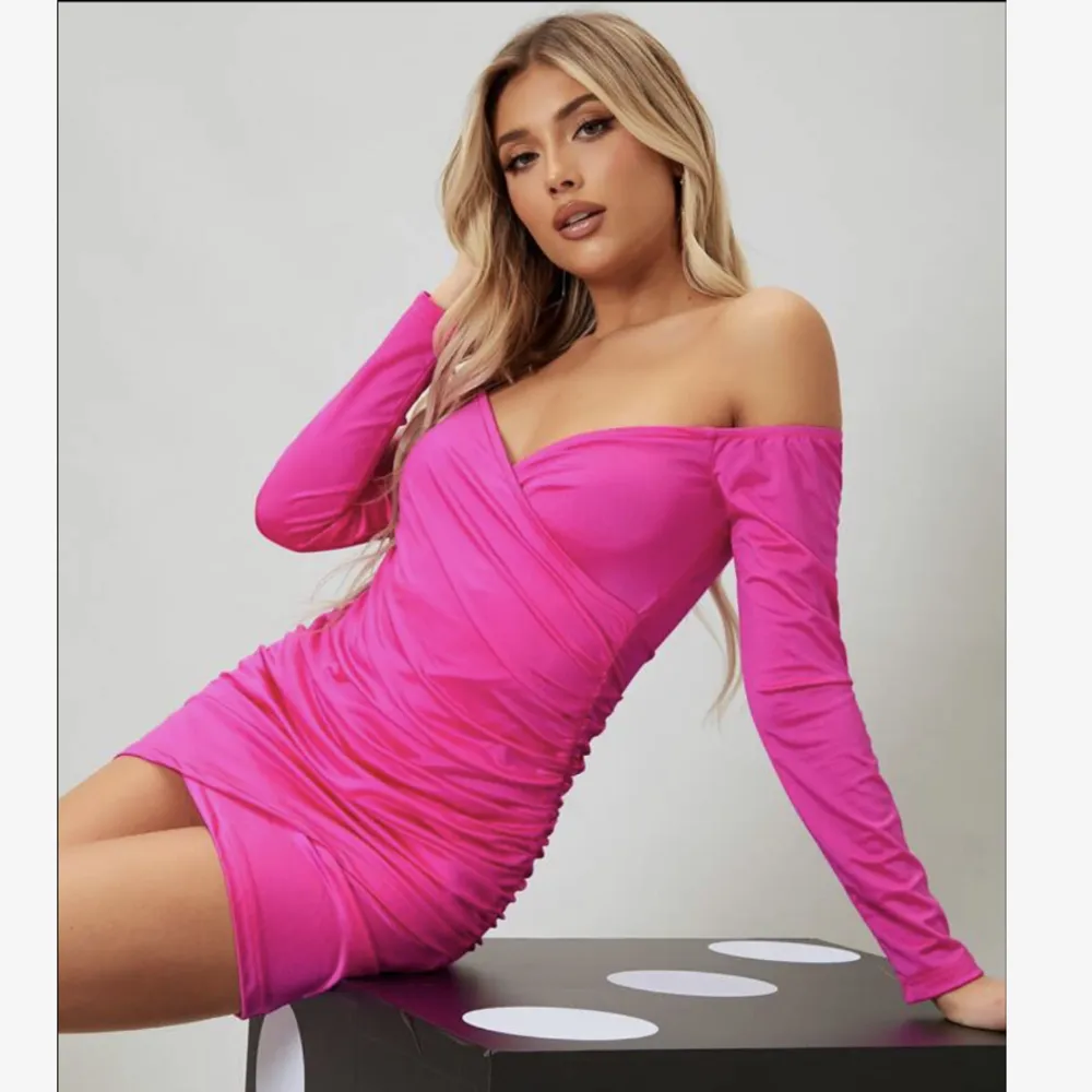 Snygg rosa klänning från Shein. Köptes från Vinted men tyvärr för liten för mig. Den är M i storlek skulle jag uppskatta den som. . Klänningar.