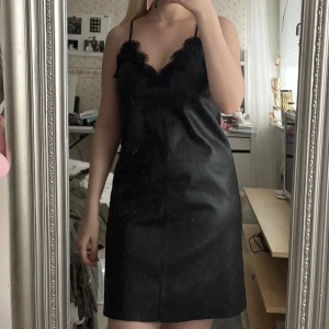 Festklänning i läder med spets - Läderklänning med spet upptill, och sjukt mjukt material inuti! Från H&M i strl 36💓