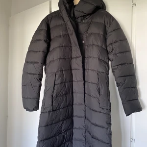 Didriksons Stella parkas long coat - Mycket bra skick - Inget att anmärka på. Upplevs som liten i storlek.     Säljs fortfarande i butik. Nypris 3800kr. Skriv för länk och mer detaljerad beskrivning. (för lång att klista in här).