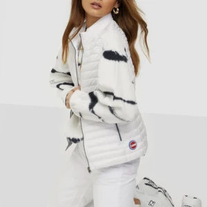 Colmar väst - Säljer denna jättefina Colmar västen i storlek 40, jag är själv en S/XS och passar bra på mig speciellt om man vill ha en tjockare tröja nu till hösten. Köpt för 2500kr, liten fläck nertill annars som ny! 