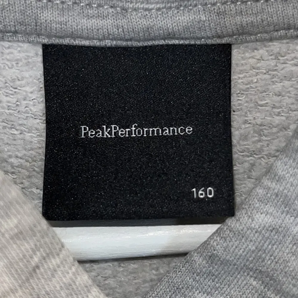 Grå hoodie från peak performance i storlek 160.. Hoodies.