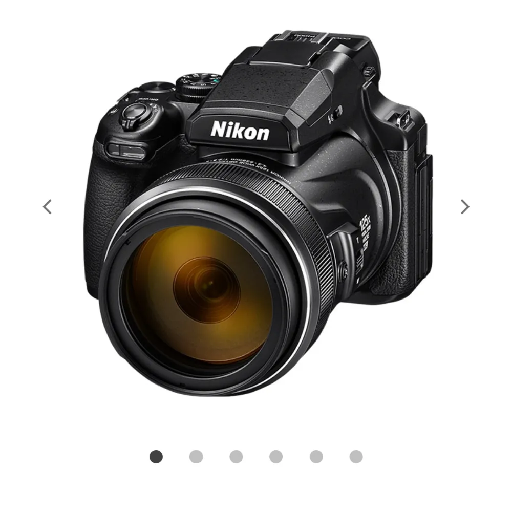 Nikon Coolpix P1000 är en kompaktkamera med en extrem zoom på hela 125X. Detta ger en  Nästan helt ny, kommer med lådan. Info: brännvidd på motsvarande 24-3000 mm, så att du kan fota även de mest avlägsna objekten. Övrigt.