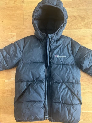 Champion Vinterjacka  - Knappt använd svart Champion vinterjacka st 162/167