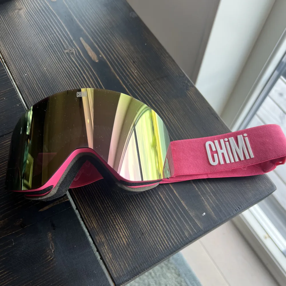 Chimi skidglasögon, använda med fåtal defekter.  500kr + frakt . Övrigt.