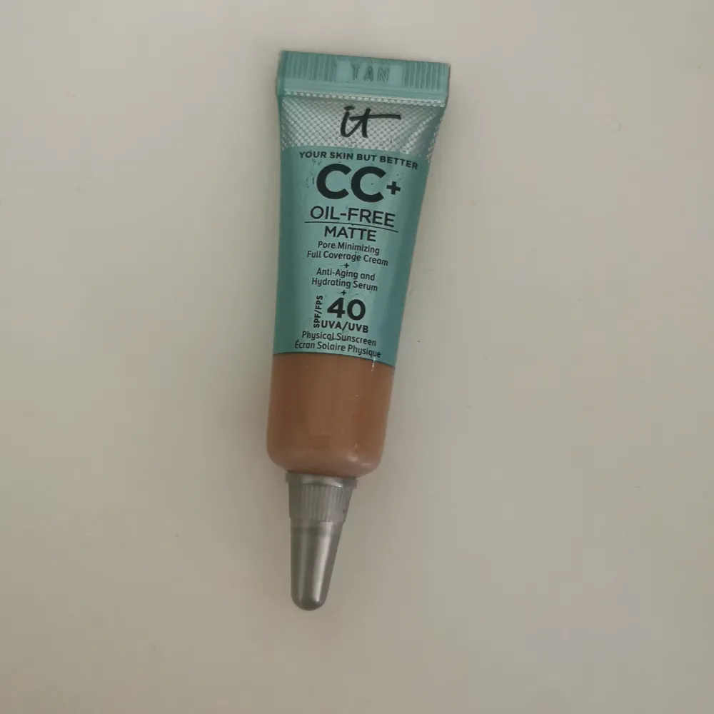 IT Cosmetics Your Skin But Better CC+™ Oil-Free Matte SPF40+ I färgen Tan helt ny Oanvänd. 4ml. Övrigt.