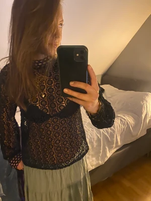Spetsblus - Säljer min svarta spetsblus i storlek 38! Den har inga defekter och går inte löngre att köpa💕💕💕