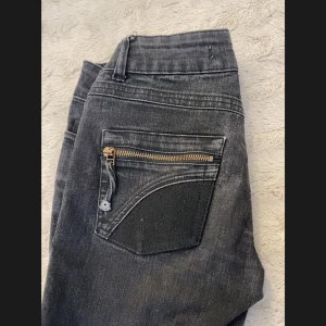Only lågmidjade jeans  - lågmidjade jeans med coola fickor. Som referens är jag 160 och de passar jätte bra på mig. Dm för andra bilder. 