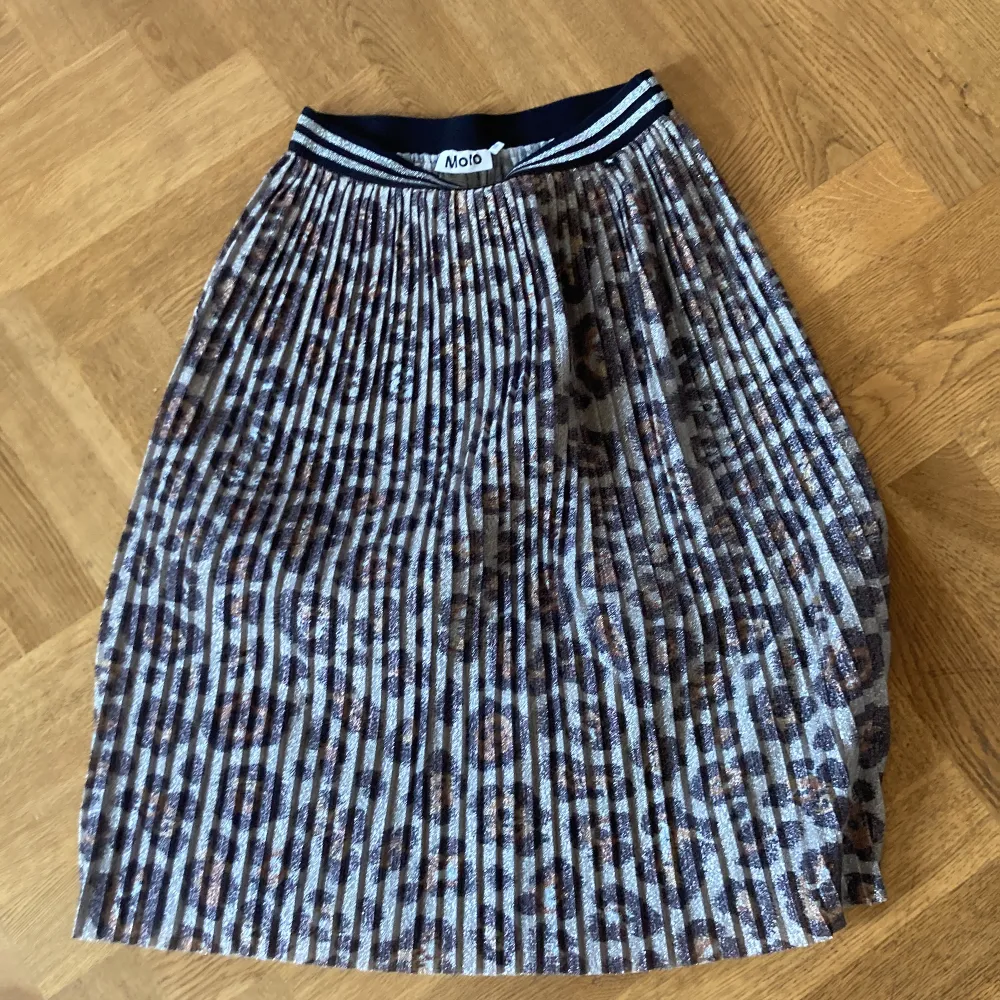 Glittrig leopard kjol från molo nypris 500kr mycket bra sick endast använd ett fåtal gånger. . Kjolar.