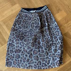 Glittrig leopard kjol från molo nypris 500kr mycket bra sick endast använd ett fåtal gånger. 