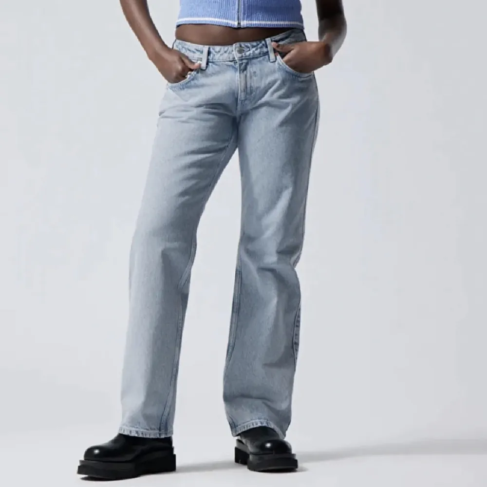 Säljer mina fina weekday jeans i modellen low arrow. Storlek 24/32. Säljer pga försmå. Skriv privat för fler bilder💓. Jeans & Byxor.