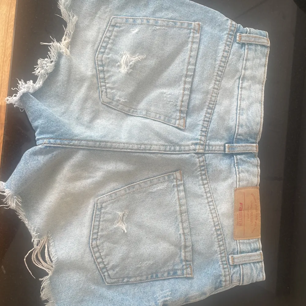 Knappt använda ljusa jeansshorts. Storlek xs . Shorts.