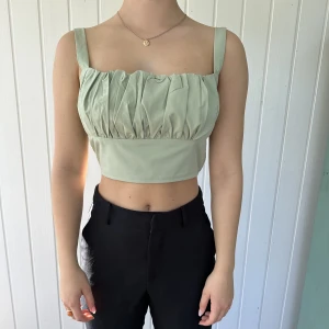 Mint Grön Topp - En söt liten mintgrön croppad topp. Aldrig använd! Skjortmaterial. 