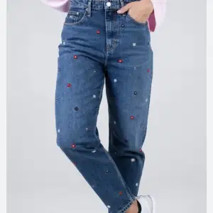 slutsålda unika mom jeans som aldrig är använda. nypris 1499kr, använd ej köp nu