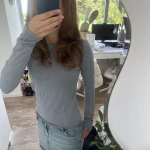 Grå långärmad tröja - En jätteskön långärmad tröja men satt inte som jag ville. Den är därför aldrig använd!💕