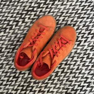 Adidas Stan Smith i orange mocka. Använt dom en gång och sedan har dom tyvärr blivit liggandes :( 