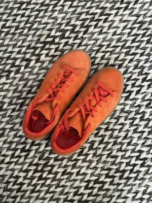 Adidas Stan Smith - Adidas Stan Smith i orange mocka. Använt dom en gång och sedan har dom tyvärr blivit liggandes :( 