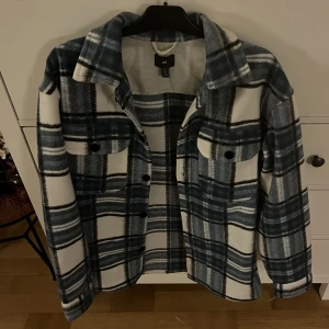 HM Rock - En rock från HM som aldrig använts , fick den i julklapp eftersom jag önskade mig en. Men det var inte riktigt sån jag tänkt mig. Funkar utmärkt nu till hösten/vintern. Nypris är 400, mitt pris är 200. 