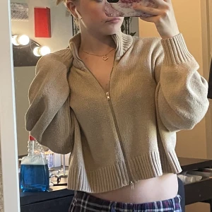 Stickad tröja - En såå fin stickad tröja med dragkedja, perfekt nu till hösten. Har knappt änvänt så den e i nyskick! Från HM i storlek s/m. Tryck på köp nu eller kontakta mig vid frågor/sammfrakt 