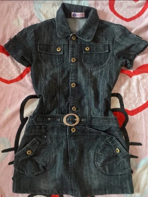 Jeansklänning  - Supersnygg jeansklänning i nytt skick, inga defekter 🫶Lite för liten för mig. Pris kan diskuteras.  Midja, vid skärpet:36 cm Längd: 75 cm  Bredd längst ner: 47 